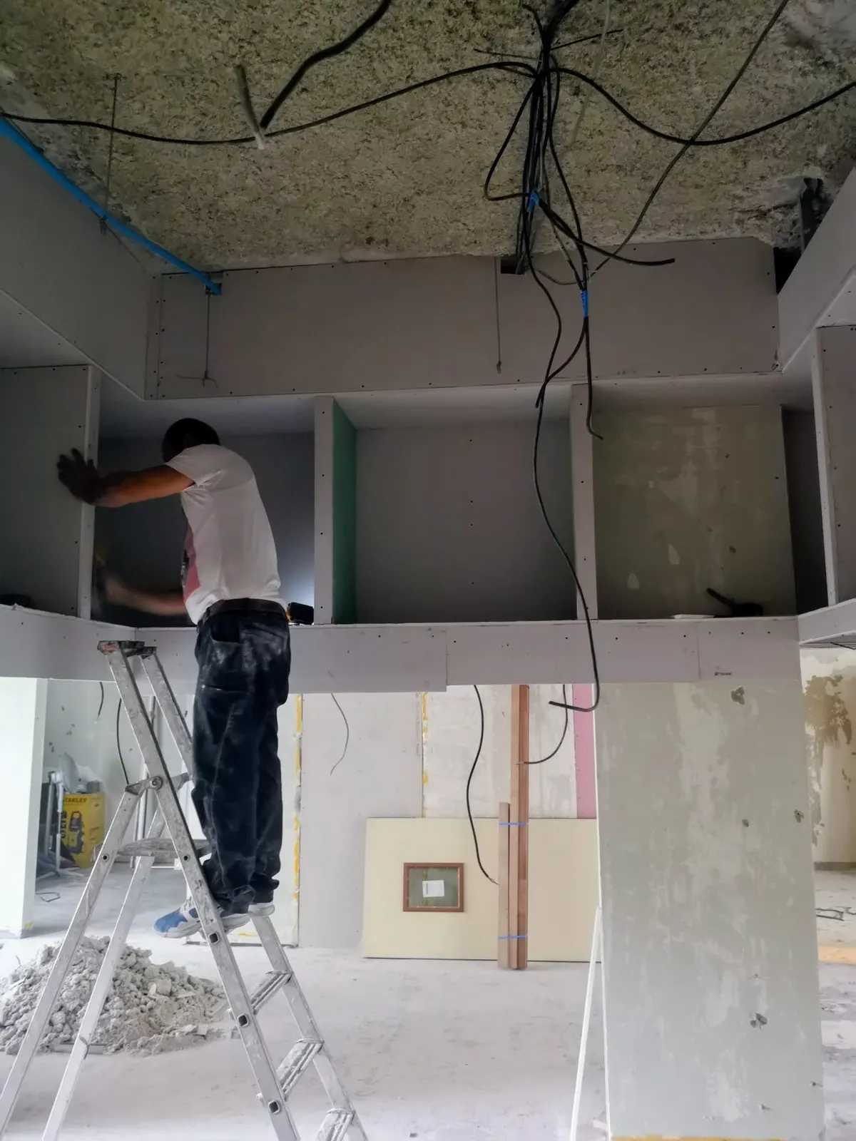 Cloisons en plaques de plâtre et mezzanine sur ossature métallique dans un grand local en rénovation, plâtrerie SRN dans l'est lyonnais