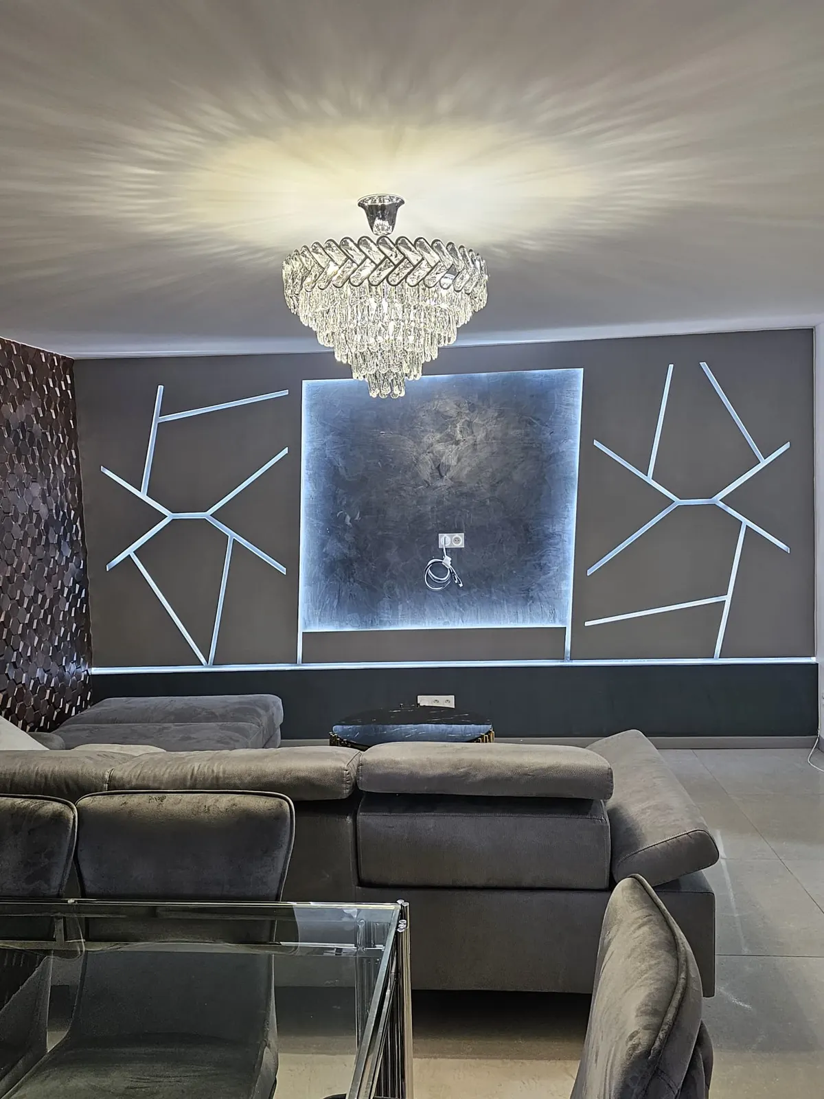 Séjour rénové à Vénissieux — plâtrerie, peinture et bandeau LED