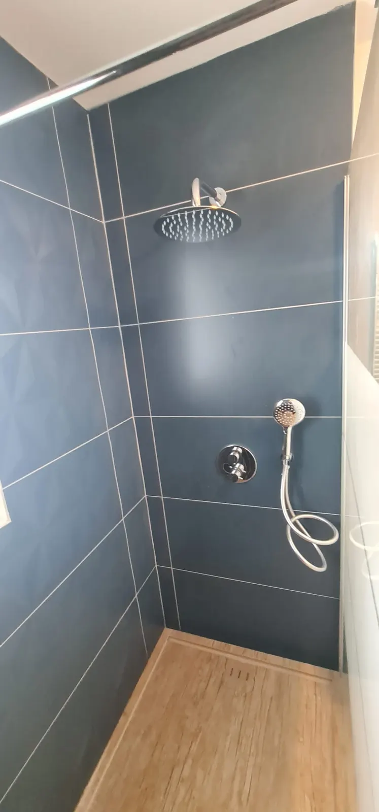 Douche à l'italienne carrelée bleu pétrole