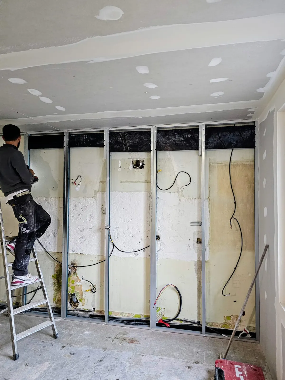 Chantier de plâtrerie SRN Rénovation à Vénissieux : ossature métallique et doublage placo en cours de pose